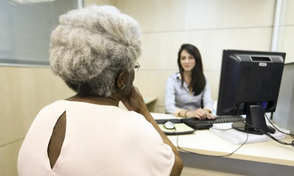Carteira da Pessoa Idosa: benefícios para quem ganha até 2 salários