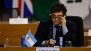 Bolsa Família vs AUH: Comparação de Programas Sociais em 2026
