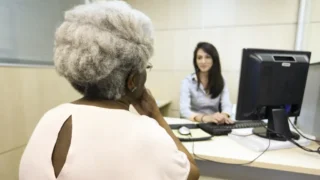 Carteira da Pessoa Idosa: benefícios para quem ganha até 2 salários